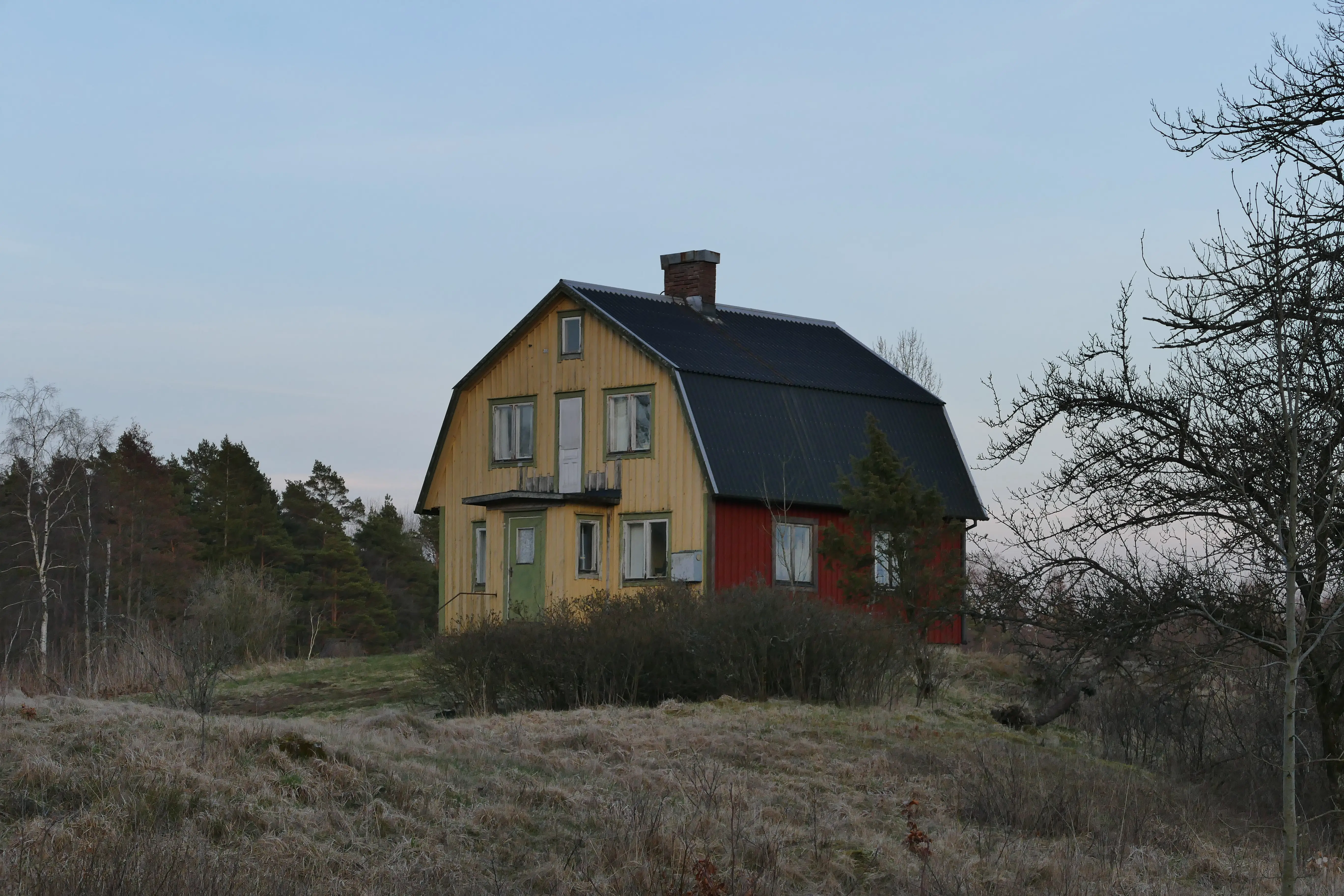 a lonley house in the medow